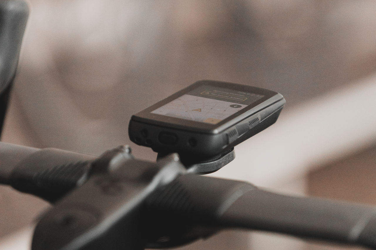 Explora la excelencia en navegaci&oacute;n: GPS Hammerhead Karoo